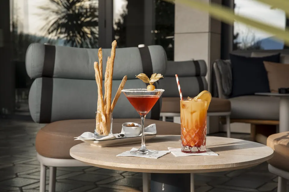 Cocktail mit Apero und Fingerfood in einer Lounge auf einer Terrasse in Locarno