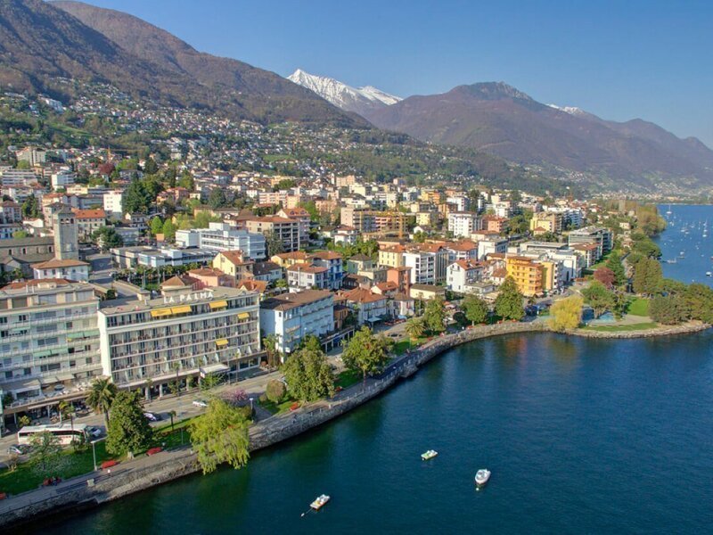 La Palma Hotel in Locarno an der Seepromenade Hotel La Palma Vogelperspektive von der Seepromenade in Locarno am Lago Maggiore in der Schweiz